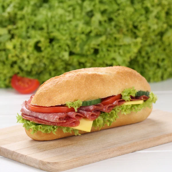 Saudável comer sub deli sanduíche baguete com salame — Fotografia de Stock