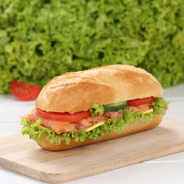 Saudável comer sub deli sanduíche baguete com peixe de salmão — Fotografia de Stock