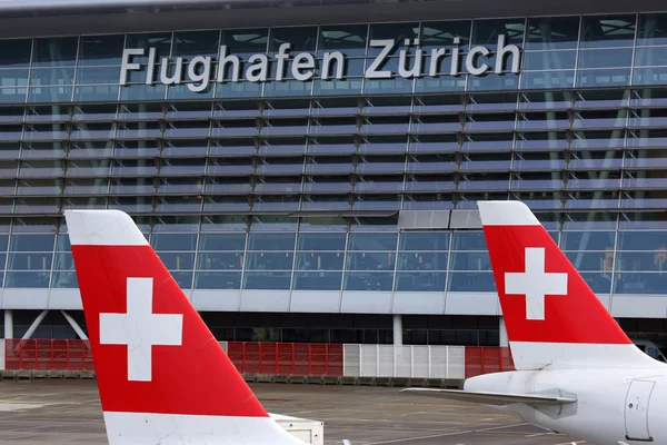 Zurich Airport met Swiss Air Lines vliegtuigen — Stockfoto