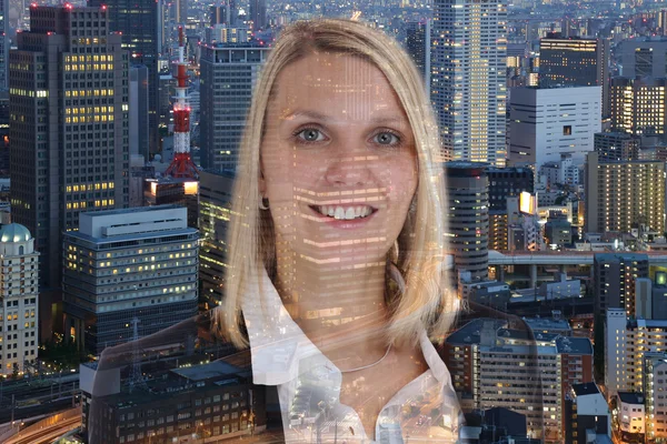 Donna d'affari ritratto donna d'affari sorridente città doppia exposu — Foto Stock