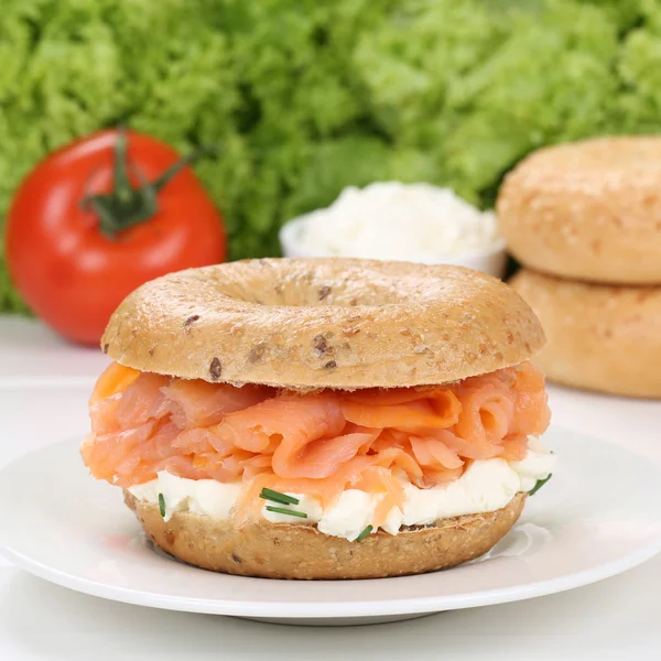 Healthy eating bagel for breakfast with salmon fish — Stock Photo, Image