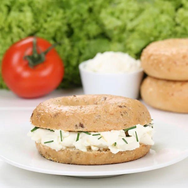 Bagel de comer saudável com queijo creme para o café da manhã — Fotografia de Stock