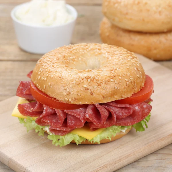 Sanduíche saudável de bagel para o café da manhã com presunto de salame — Fotografia de Stock