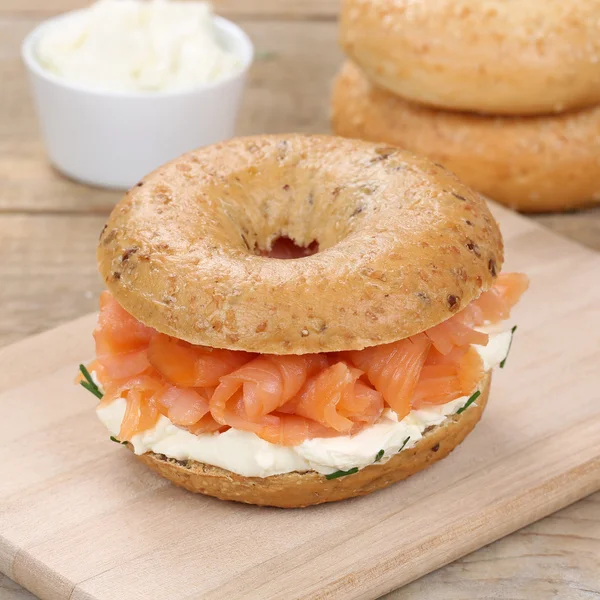 Sanduíche de bagel saudável para o café da manhã com peixe de salmão — Fotografia de Stock
