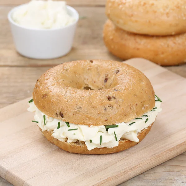 Hälsosam kost bagel med färskost smörgås till frukost — Stockfoto