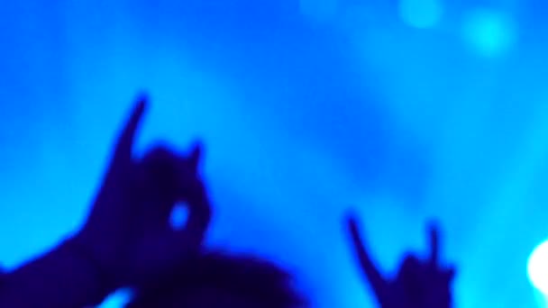 Mensen dansen in een disco in een club zwaaiende handen tonen verschillende gebaren — Stockvideo