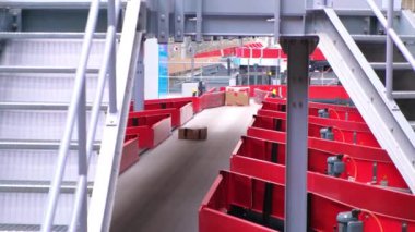 Dağıtım merkezindeki karton kutular