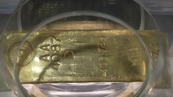 Barra de ouro demonstrativa em um cofre de banco — Vídeo de Stock