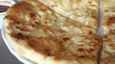 Ziyafet masasında servis edilen Gürcü atıştırmalıkları