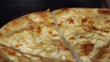 Ziyafet masasında servis edilen Gürcü atıştırmalıkları