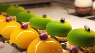 El yapımı sarı ve yeşil şekerler bir tabakta serilmiş.