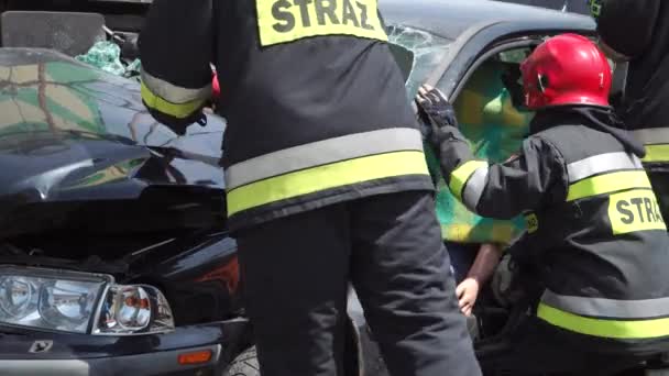 Räddare skär bilen och hjälpa den som råkat ut för en olycka — Stockvideo