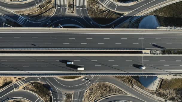 Вид зверху вниз на повітря сучасне транспортне сполучення шосе з малорухомими автомобілями в сонячний день — стокове відео