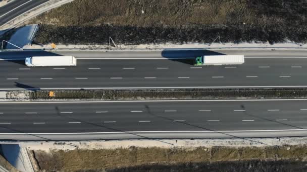 晴れた日にいくつかの移動車と近代的な交通機関の交差点高速道路のトップダウン航空ビュー — ストック動画