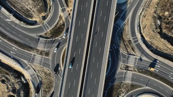 Vista aérea de arriba hacia abajo de la autopista de enlace de transporte moderno con pocos coches en movimiento en el día soleado — Vídeo de stock