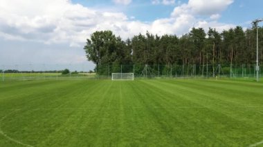Yeşil futbol sahası manzarası