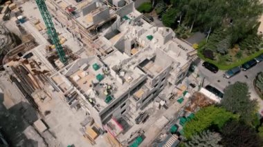 İHA görüntüleri tepeden tırnağa, inşaatçılar inşaat alanında çalışıyor.
