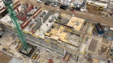 İHA görüntüleri tepeden tırnağa, inşaatçılar inşaat alanında çalışıyor.