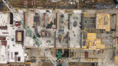 İHA görüntüleri tepeden tırnağa, inşaatçılar inşaat alanında çalışıyor.