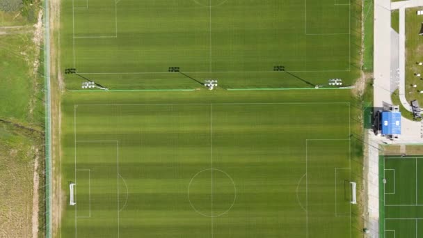 Secuencias de drones arriba hacia abajo, gran campo de fútbol verde vacío — Vídeo de stock