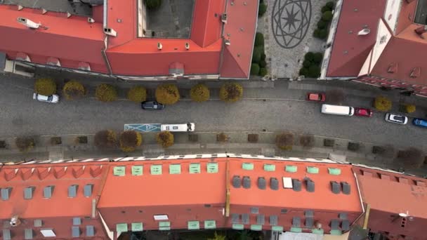 Запись с беспилотника сверху вниз, машины, припаркованные на парковочных местах в городе — стоковое видео