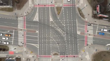 İnsansız hava aracı görüntüleri, arabalar şehirde yol ayrımında.