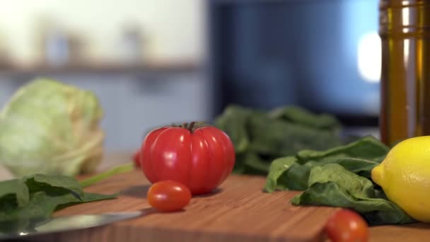 カメラのドリーショット。木のまな板に置かれた新鮮なエコトマト。健康食品。野菜成分. — ストック動画