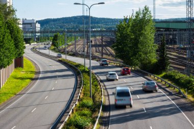Finlandiya 'da tren istasyonları yakınında otoyol