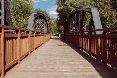 Bisiklet yolu, Kamienna Gra, Lower Silesia, Polonya 'daki çift açıklıklı köprü boyunca uzanıyor..