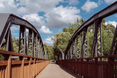 Bisiklet yolu, Kamienna Gra, Lower Silesia, Polonya 'daki çift açıklıklı köprü boyunca uzanıyor..