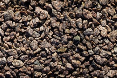 Farklı boyutlarda küçük taşlar.