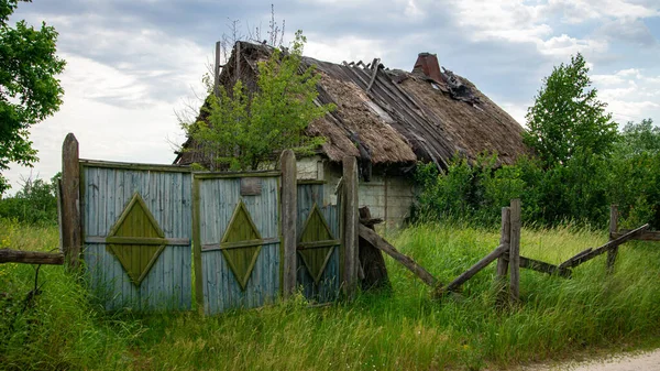 茅葺屋根の古民家と古い木の門 — ストック写真