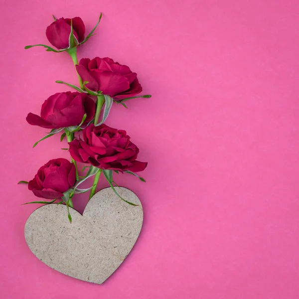 Pembe Arka Planda Kalbi Olan Parlak Kırmızı Pembe Güller Tasarım — Stok fotoğraf