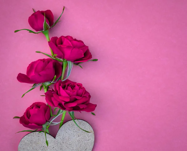 Pembe Arka Planda Kalbi Olan Parlak Kırmızı Pembe Güller Tasarım — Stok fotoğraf