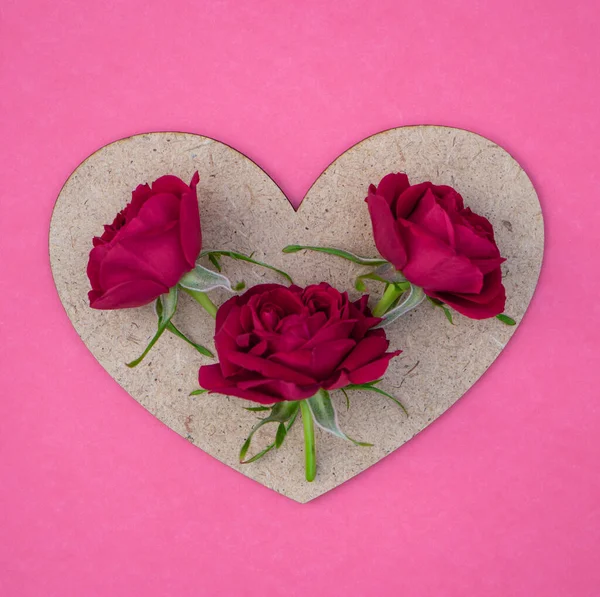 Pembe Arka Planda Kırmızı Güller Olan Bir Kalp Kartpostal — Stok fotoğraf