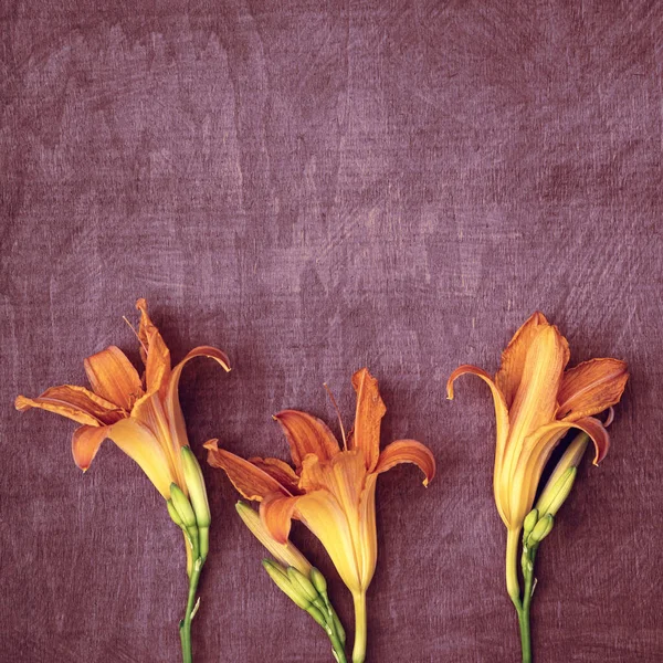 Sommerlicher Blumenschmuck Strauß Heller Lilien Auf Einem Hölzernen Hintergrund Mit — Stockfoto