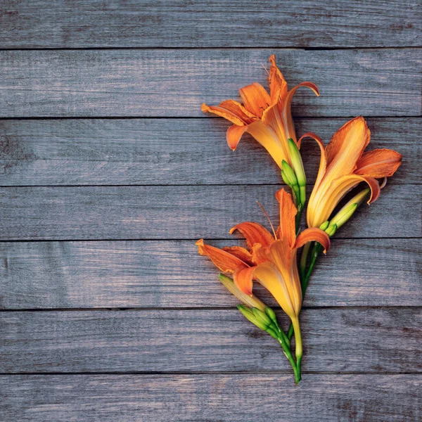 Sommerlicher Blumenschmuck Strauß Heller Lilien Auf Einem Hölzernen Hintergrund Mit — Stockfoto