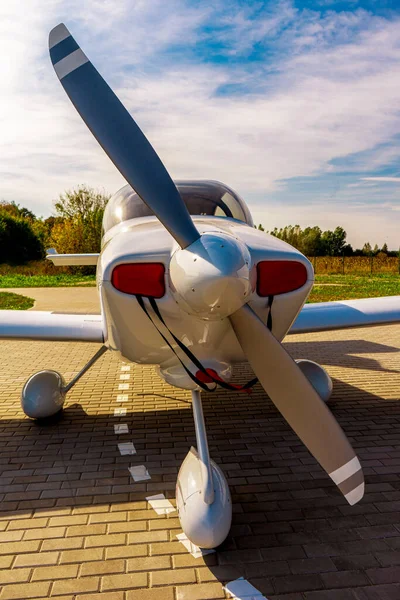 Kleines Weißes Privatflugzeug Vor Dem Flug Frontansicht Nahaufnahme — Stockfoto