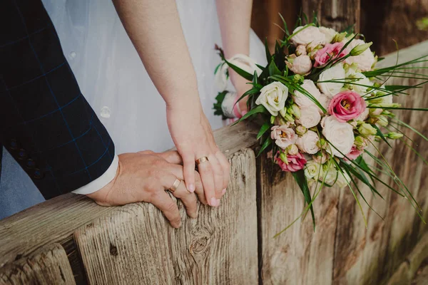 Gelin Damadın Romantik Fotoğrafları Yaklaş — Stok fotoğraf