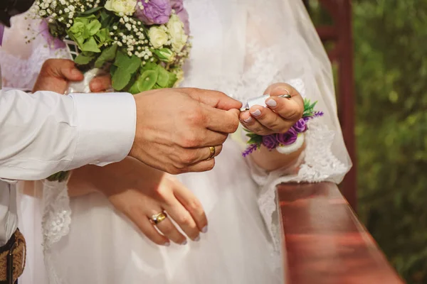 Gelin Damadın Romantik Fotoğrafı Yakından Çek Anahtarlarla Kilitle — Stok fotoğraf