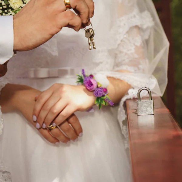 Gelin Damadın Romantik Fotoğrafı Yakından Çek Anahtarlarla Kilitle — Stok fotoğraf