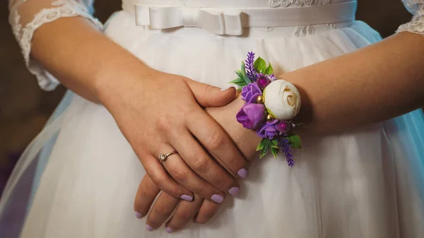 Mãos Noiva Com Boutonniere Decorativo Vestido Noiva Close — Fotografia de Stock