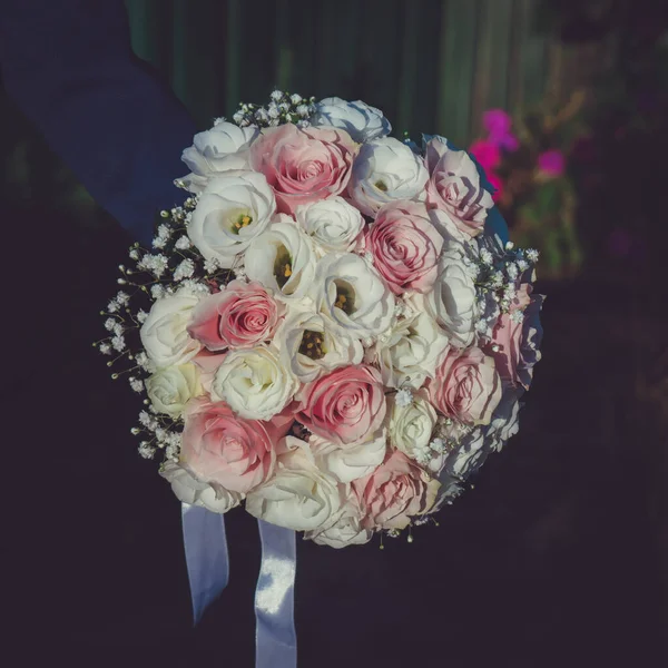 Pembe Beyaz Güllerin Zarif Romantik Buketi — Stok fotoğraf