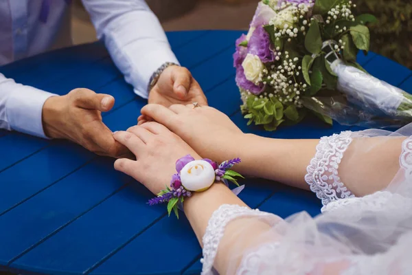 Gelin Damadın Romantik Fotoğrafları Yaklaş — Stok fotoğraf