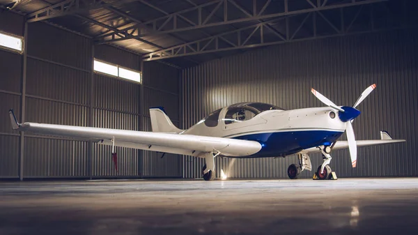 Kleiner Weißer Privatjet Parkt Hangar — Stockfoto