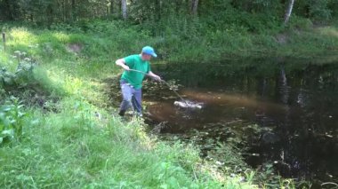 Eko balık üreme çiftlik işçisi ile çim üzerinden komisyon araç temiz su birikintisi. 4k
