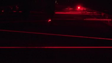 İnsanlar üzerinde kırmızı lazer ışınları ışık tasarım Festivali'nde geceleri tırmanmak. 4k