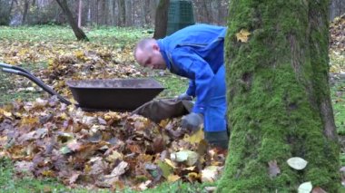 Kuru dolma kişi malzeme çanta çuval sonbaharda sepeti Bahçe çıkar.