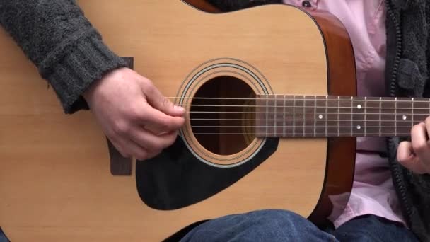 Straatmuzikanten groep met verschillende instrument spelen en zingen. — Stockvideo