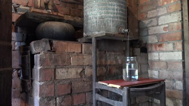 Fait maison distillerie illégale d'alcool liquide couler vers le verre à partir du baril. 4K — Video